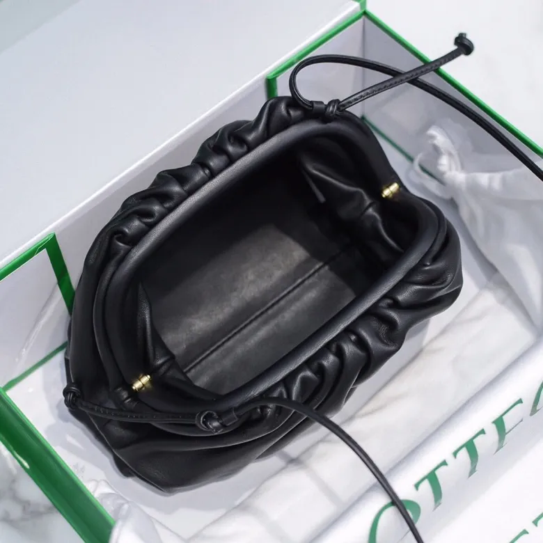 Batch 1120 Bottega Veneta cloud bag ☁️POUCH series Original plain calfskin, super low-key and durable, soft and casual. Major internet celebrity bloggers are crazy about calling it fashionable and classy, ​​lazy and intellectual. Small size: 23*13*8 (small cloud plain) black, model number; 6671